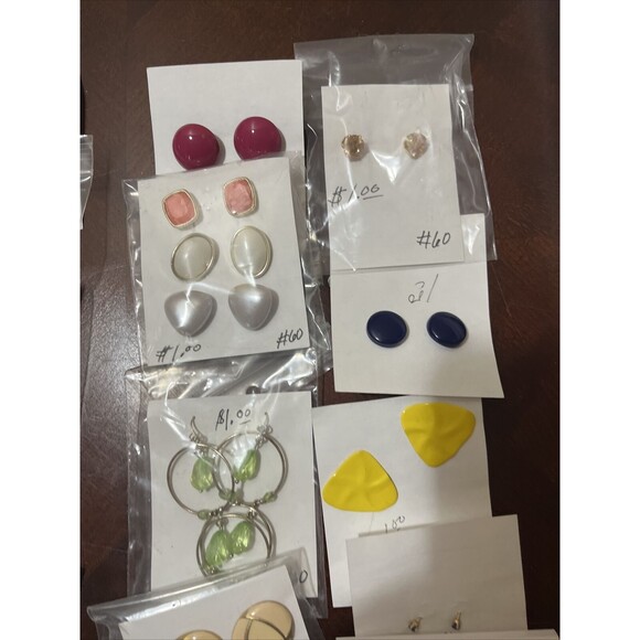 VTG. LOT OF 27 PAIRS EARRINGS Hoops, Dangles, Posts, And More - Picture 6 of 10